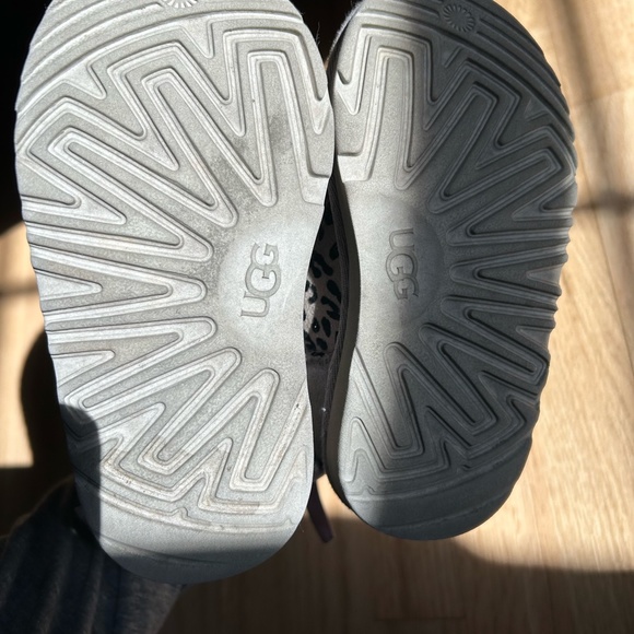 UGG Leopard Print Bailey Bow Boots Girls 9 - Picture 3 of 7